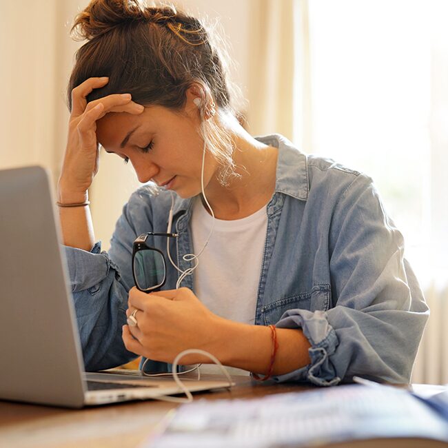 femme fatiguée devant l'ordinateur