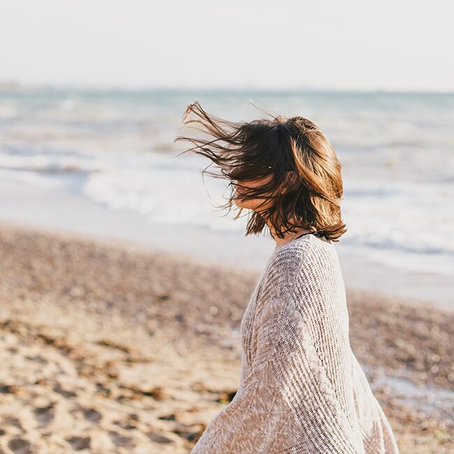 Jeune femme sur la plage