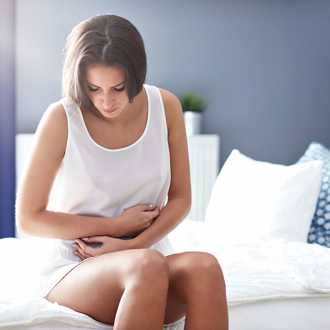 diarrhée chronique Femme qui se tient le ventre