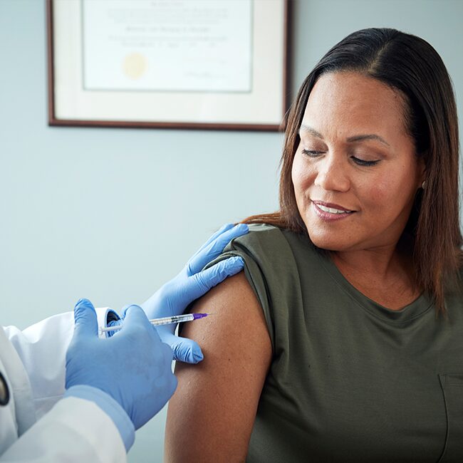 hepatite B Femme qui se fait vacciner