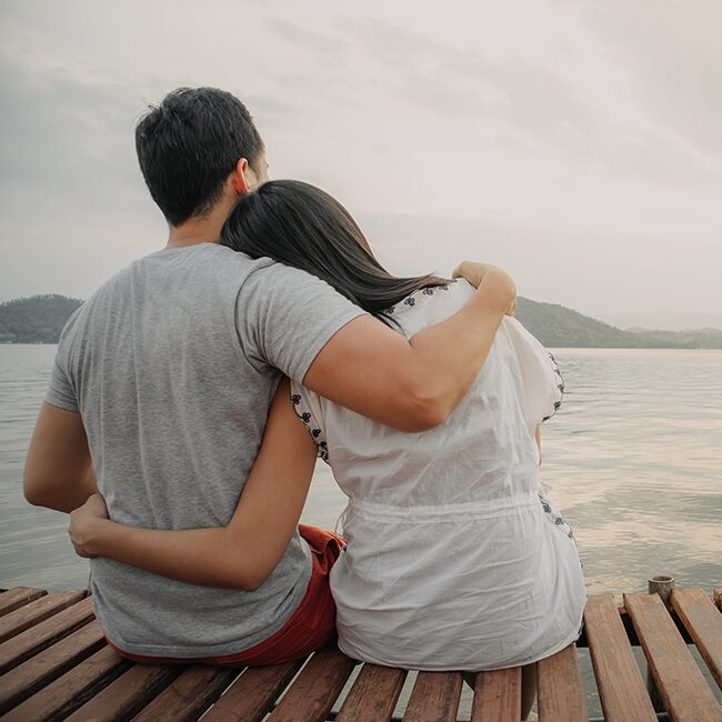 couple au bord de l'eau
